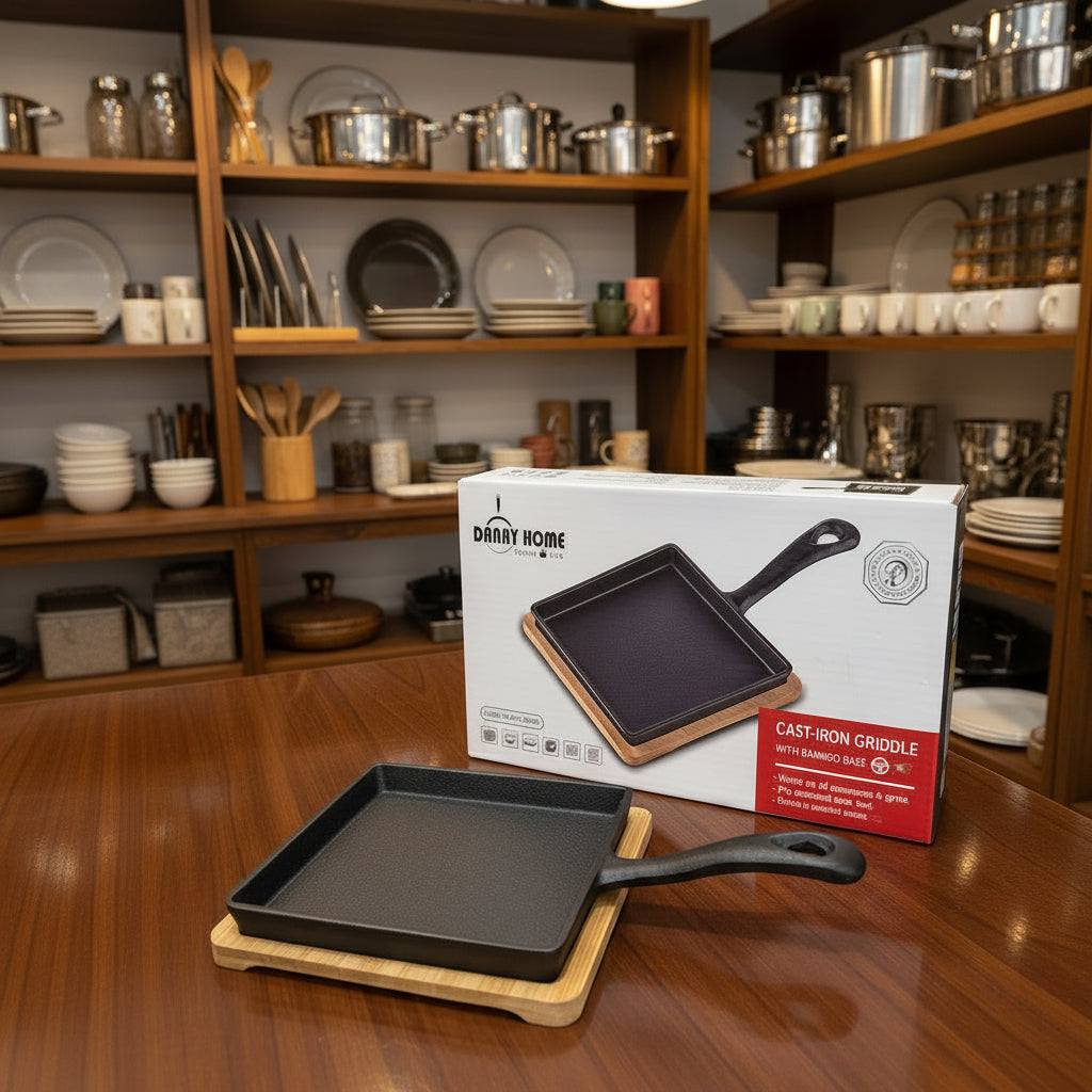 Danny Home cast-iron square griddle skillet with bamboo base 13.8cm for sizzling steaks and restaurant-style serving.